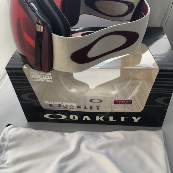 Brand new Oakley Flight Deck snow goggle. - Picture 2 of 3
